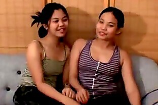 Threesome Amatir: 2 Gadis Asia Muda Mengentot Pria Beruntung