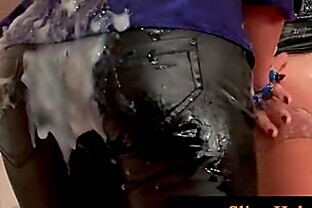 Vague de Sperme sur Pantalon Cuir