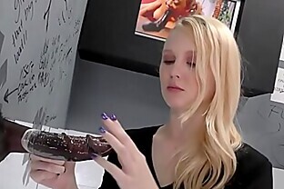 Lily Rader Suce et Baise une Grosse Bite Noire - Gloryhole